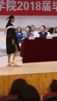 搞笑gif动图:小姐姐这小眼神.莫非我要脱单了!