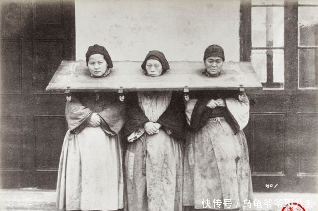 1870-1880年间,三个女囚犯共用一个枷号.