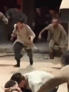 爆笑gif图大哥别看了小心后面