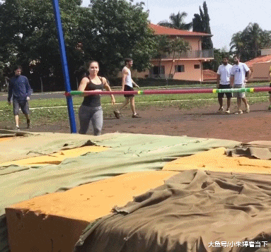 搞笑gif:等等,铲屎的手里好像有小鱼干_看看头条_中华网