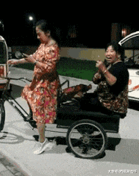 搞笑gif趣图:女司机就是女司机,开个三轮车都能出事