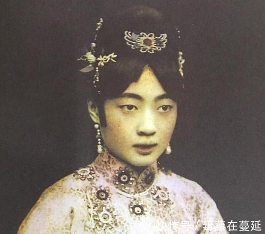 溥仪,婉容和文绣的珍贵"彩色"照,溥仪彩照看着像"双胞胎!