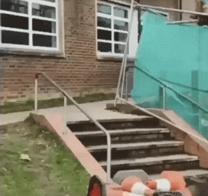 搞笑gif图: 野外求生必备打火机