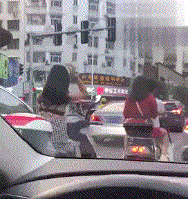 搞笑gif趣图怕毁了各位心中女神形象就给各位瞥一眼谁可以截到图