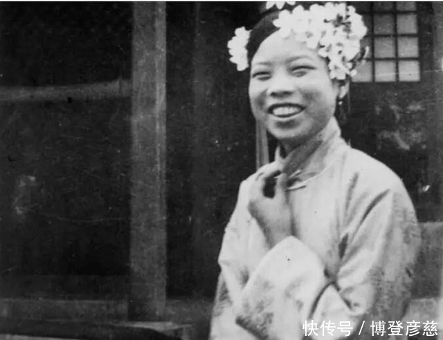 老照片:末代皇后婉容成"烟鬼"客死异乡,丑女文绣离婚再嫁军官(2)