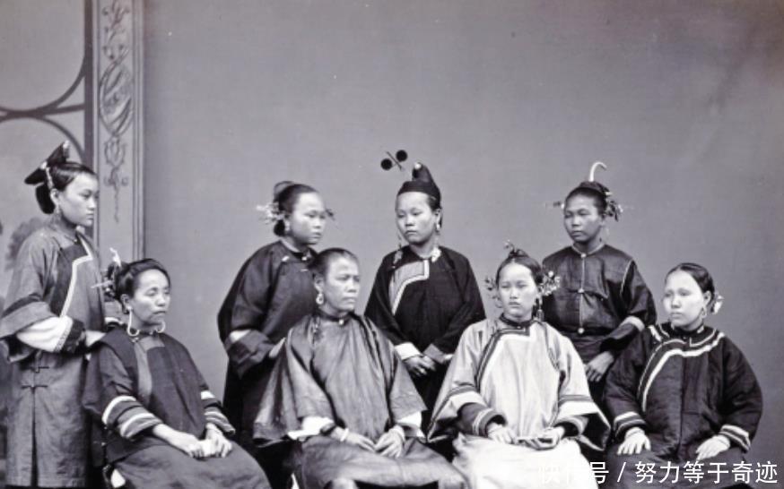 1882年的晚清女子老照片,头戴三把刀发型的女子霸气侧漏!
