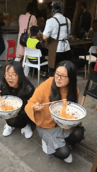 搞笑gif图知道我为什么不找女朋友了吧吃的太多养不起