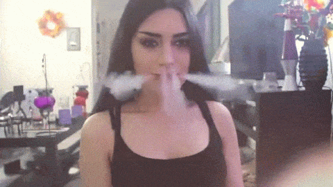 跟姑娘比,我都不好意思说自己会吸烟说好的一起穿越龙卷风的,你却怂了