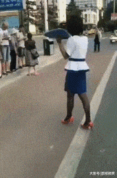 搞笑gif动图:姑娘摔的好尴尬