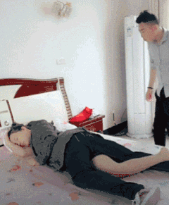 搞笑gif趣图哥们你这样对女朋友会失去她的