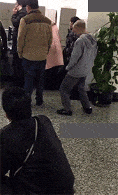 搞笑gif动图叫你骑车的时候不要东张西望尴尬了吧