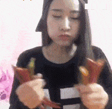 搞笑gif:辣妹子,生吃辣椒,太厉害了_看看头条_中华网