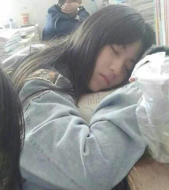学生上课最奇葩的睡觉姿势最后一张是世界上最幸福的睡觉姿势