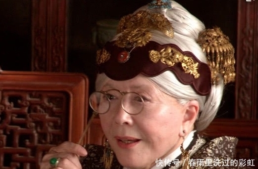 皇帝宴请群臣,突然来了一位82岁的老妇,皇帝:全体起立