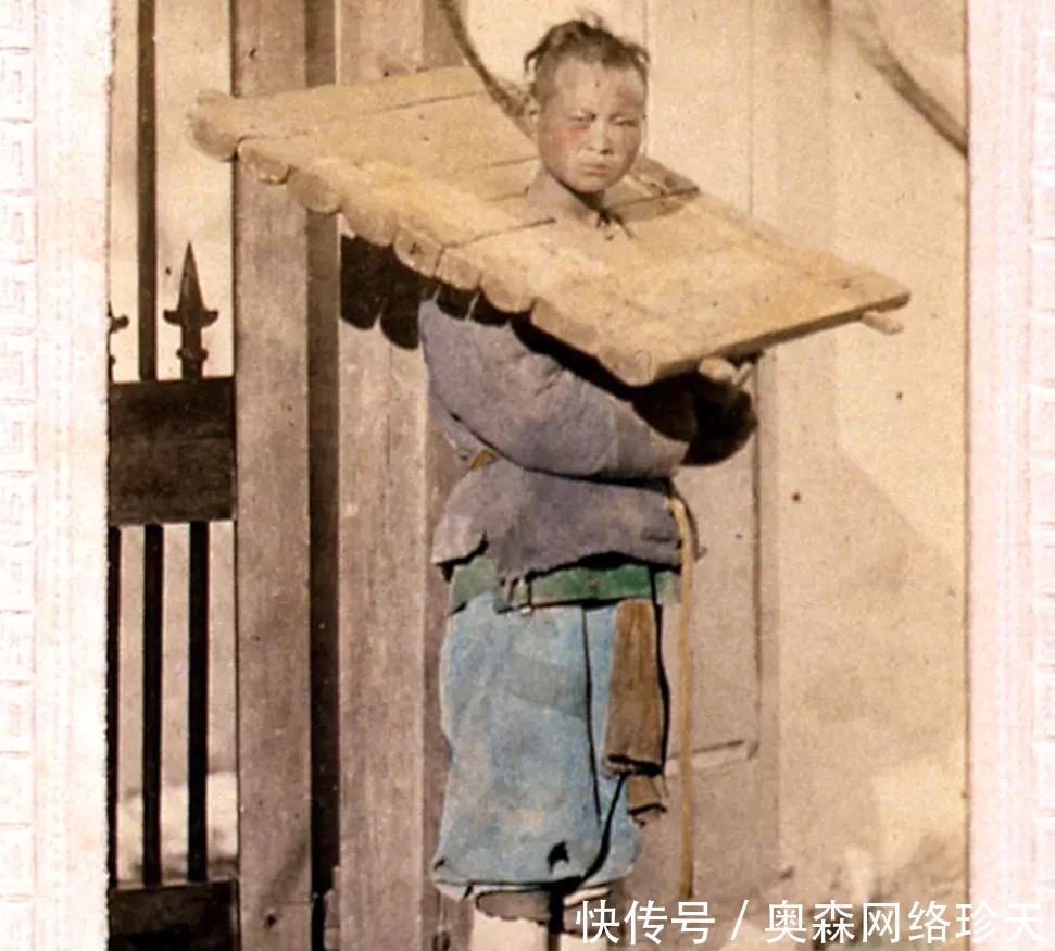 晚清老照片囚犯戴枷锁示众游街庭院里的旗人女子眉目精致