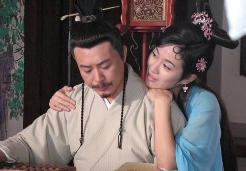 杨国忠与虢国夫人居第相邻,昼夜往来,无复期度,或并辔走马入朝,不施障
