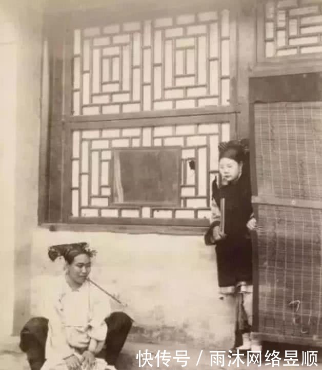 晚清老照片:宫女叼着烟袋干活,皇后因吸食鸦片面容憔悴