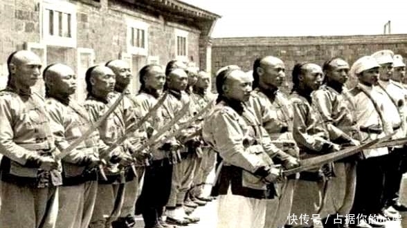 清朝老照片:婢女颜值高过小姐,图3穷人家媳妇衣服破破烂烂