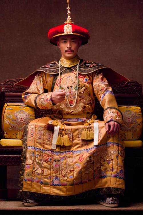 清朝皇帝的帽子上面,为什么会有一块小金牌?
