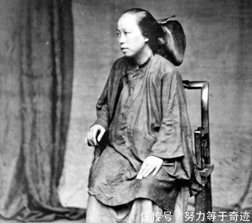 1882年的晚清女子老照片,头戴三把刀发型的女子霸气侧漏!