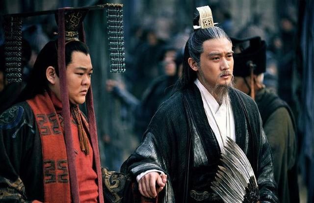 姜维的投降纯粹是被迫的,他的上司司马遵在逃跑的时候并没有告诉姜维
