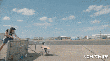 搞笑gif: 看到这位老司机开车, 终于知道什么叫手比脚