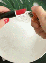 搞笑gif还不赶紧拿女朋友的口红试试