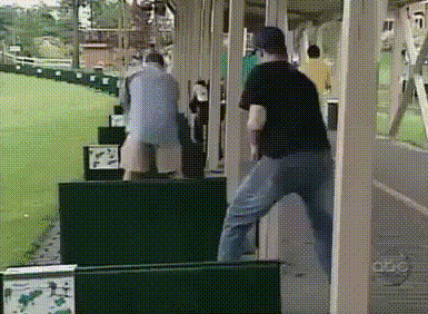 搞笑gif: 丧心病狂, 如此恶作剧真不怕挨抽吗_看看头条_中华网