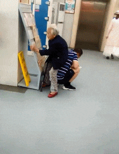 搞笑gif: 哥们,你这头盔看着好屌啊