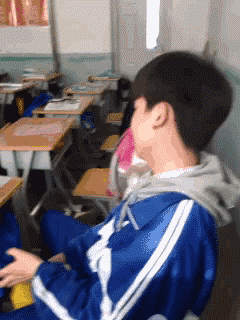 搞笑gif:女汉子的坐姿!