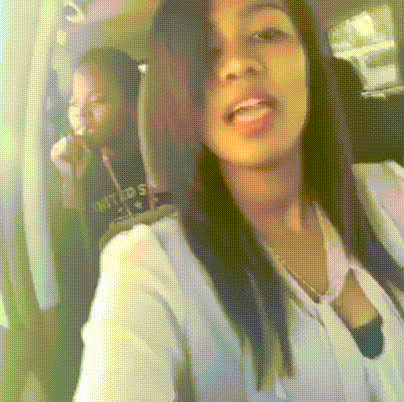 搞笑gif:大娘你这么能吃么,自己盘子里都满了还在夹