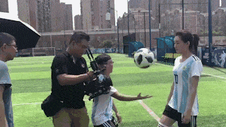 每个球技精湛的妹子背后,都有一群帮忙造假的助理!