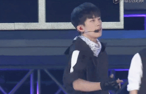 易烊千玺舞蹈即兴发挥蒙逼了队友