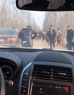 ▼这婚结的,竟成了鸡蛋大战了,新郎整个人都被鸡蛋糊了!