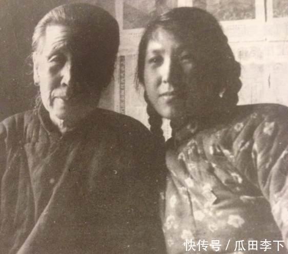 图为1953年李玉琴和母亲相见时的合影留照.