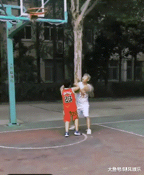 搞笑gif:小伙子,你这一脚下去,估计没有人陪你打球了