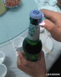 搞笑gif还有这种操作改天喝啤酒的时候我也试试