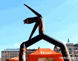 搞笑gif:请问车上的可是蓝翔校长
