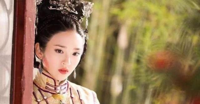 此女原来是皇太极的东宫福晋,后来不知为何被送给大臣,史书无名
