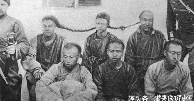 图三:被八国联军揪住辫子的义和团战士照片.