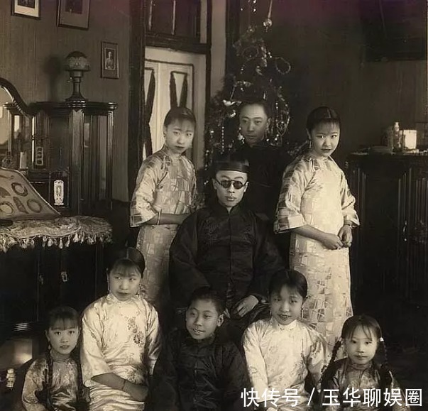 老照片还原真实的清朝格格,第三张是婉容的表妹,面容清秀可爱