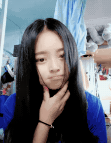 搞笑gif趣图妹子你是在喝雨水吗要不要用个碗接着