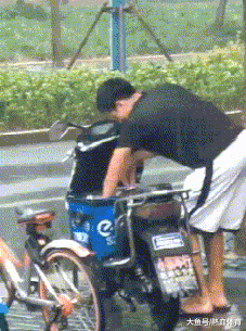 搞笑gif: 男女同宿? 哪一个黉舍? 我认为我还能起劲一