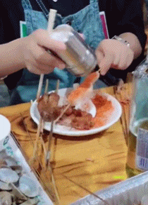 gif趣图: 是不是偷吃火龙果和西瓜了,才变成红公鸡的