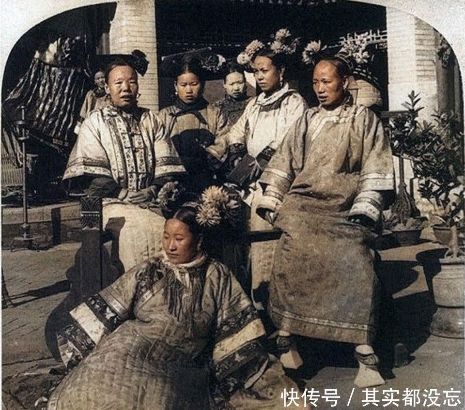 珍贵的清朝老照片,后宫女人身穿破衣怀念先人!