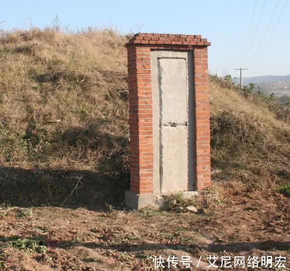 实拍西楚霸王项羽墓地寒酸简陋坟冢前仅剩一块墓碑还断成两节
