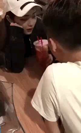 搞笑段子 美女的舌头太灵活_看看头条_中华网