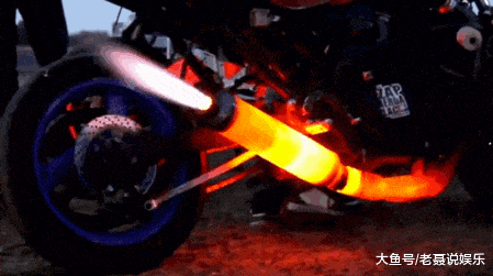 搞笑gif: 这个就厉害了, 摩托车可以烧烤了_看看头条