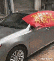 搞笑gif:听说有人说不够刺激,那就给他双倍刺激
