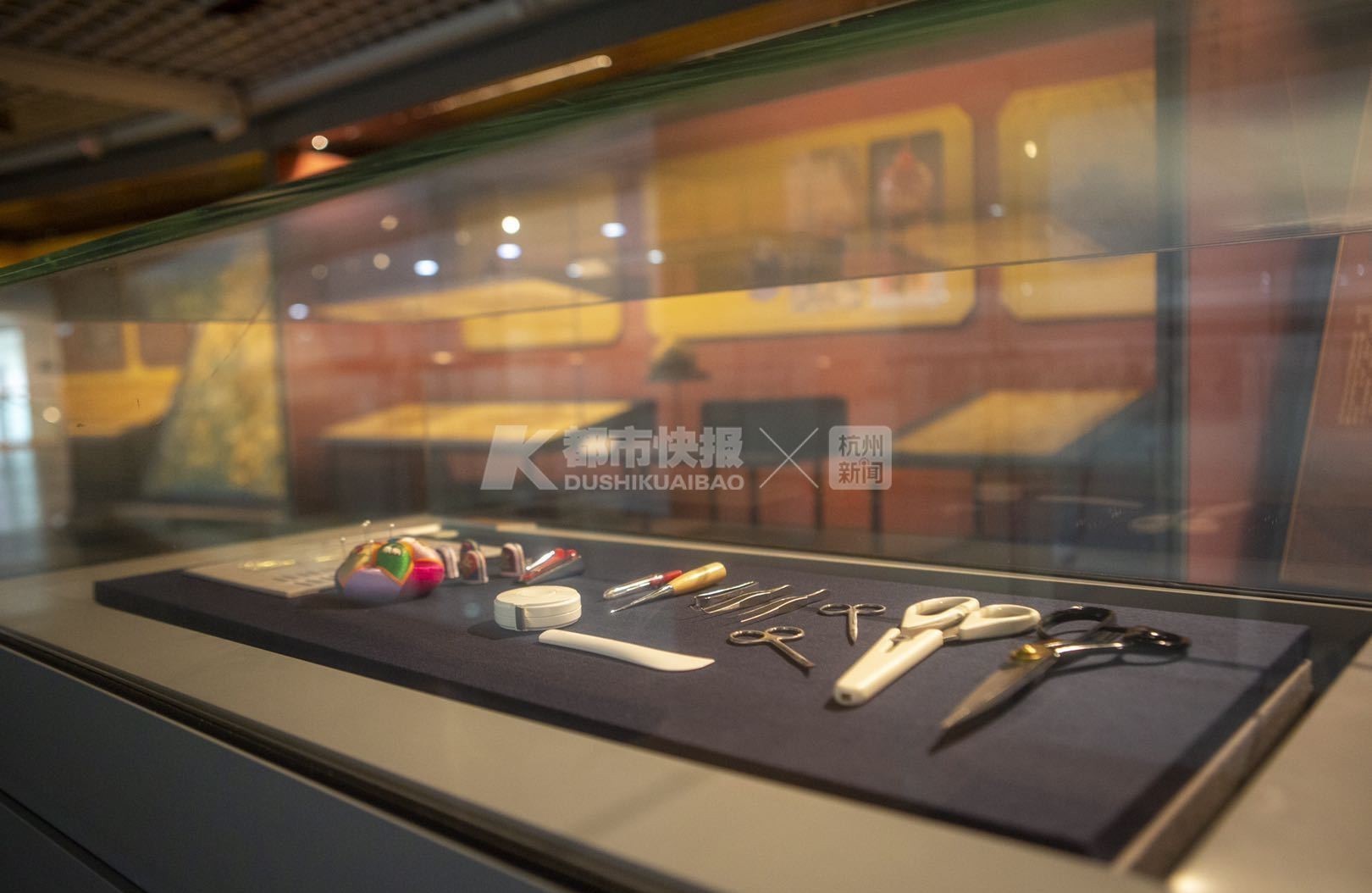 慈禧入葬时穿的龙袍,"香妃"的荷包!中国丝绸博物馆清东陵文物修复展